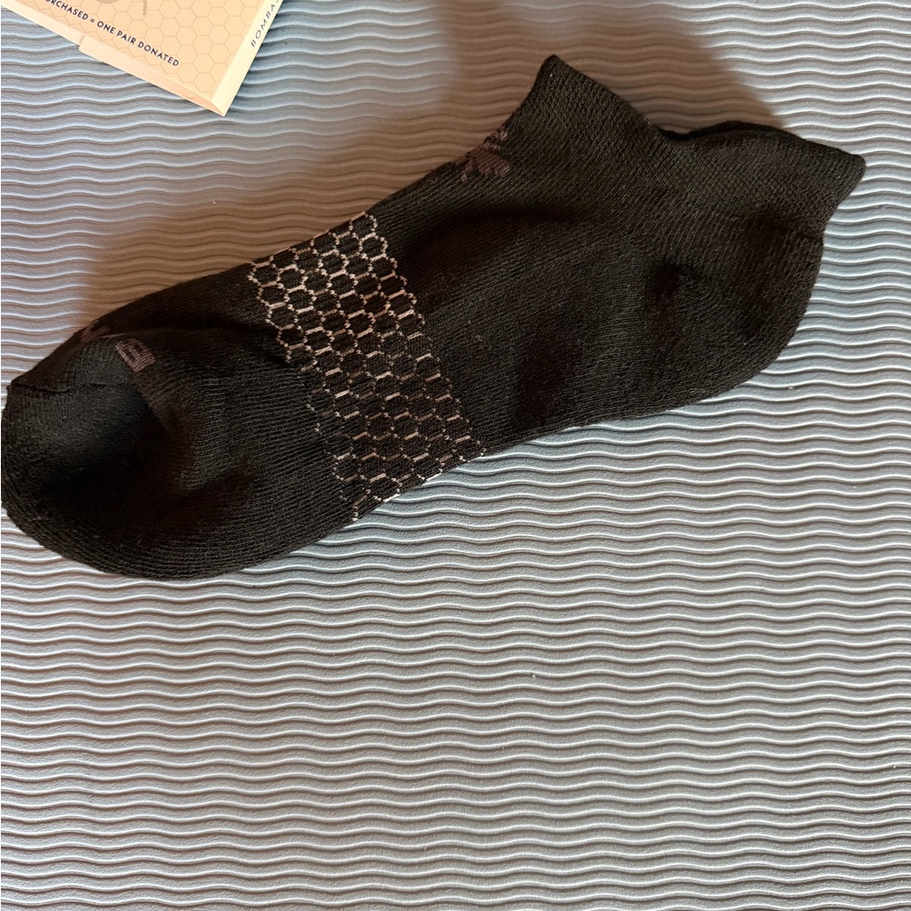 Men’s’ Bombas Black Low-Cut Athletic Sock with Honeycomb Arch